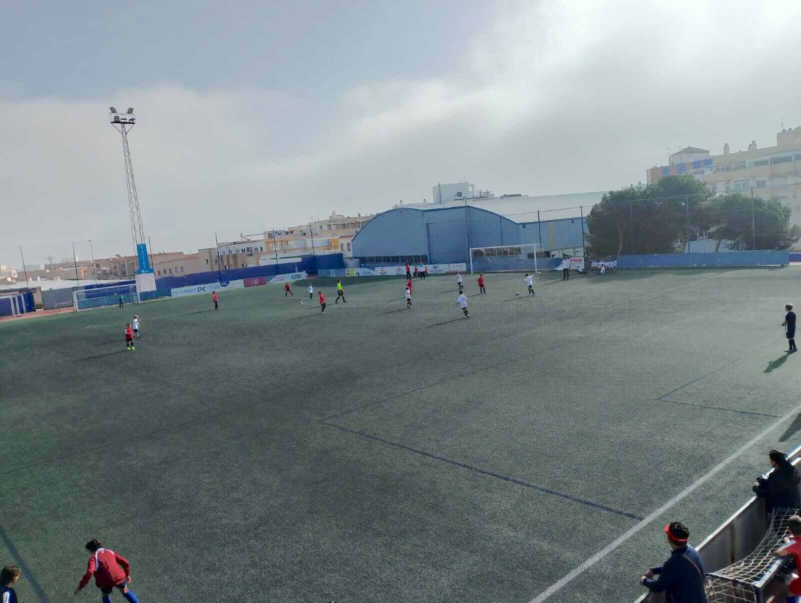 Hospitalizada una niña de 5 años tras caer ayer de una grada en el campo del Garrucha