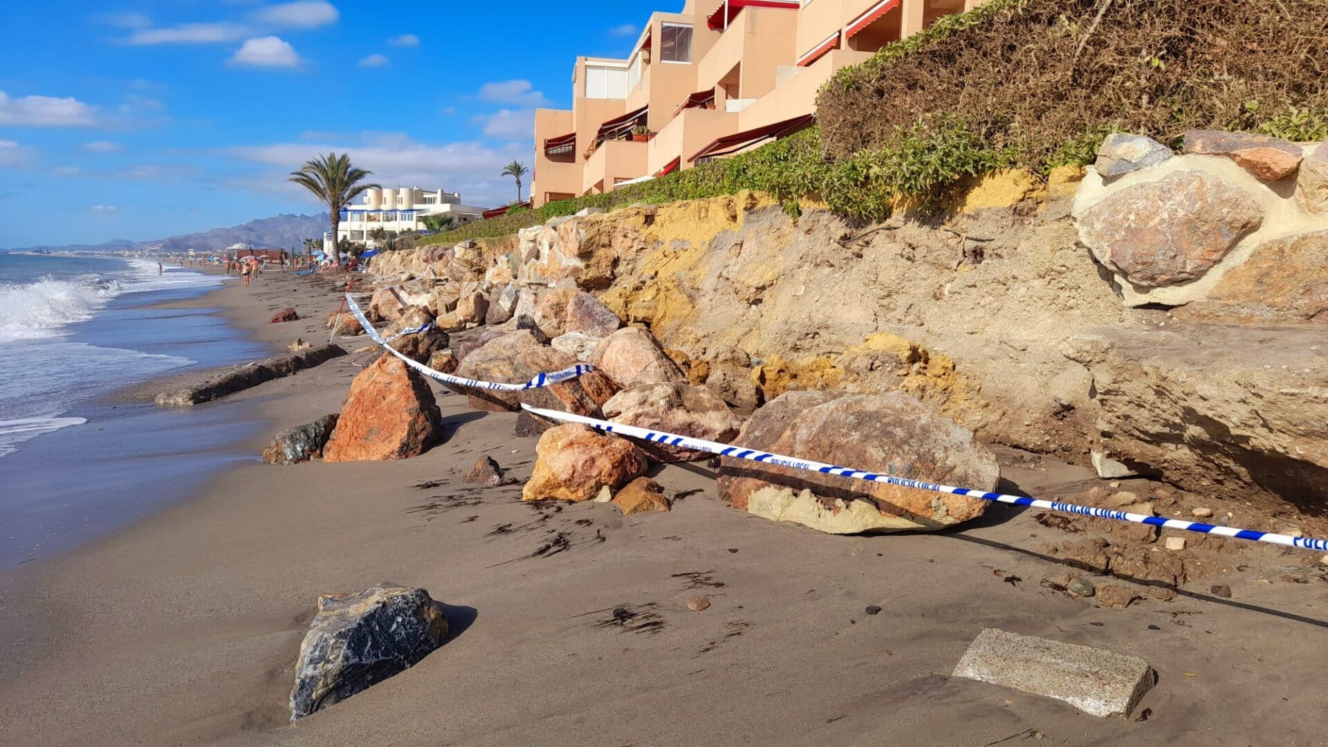 La “desidia” política mantiene condenado al Playazo nudista de Vera
