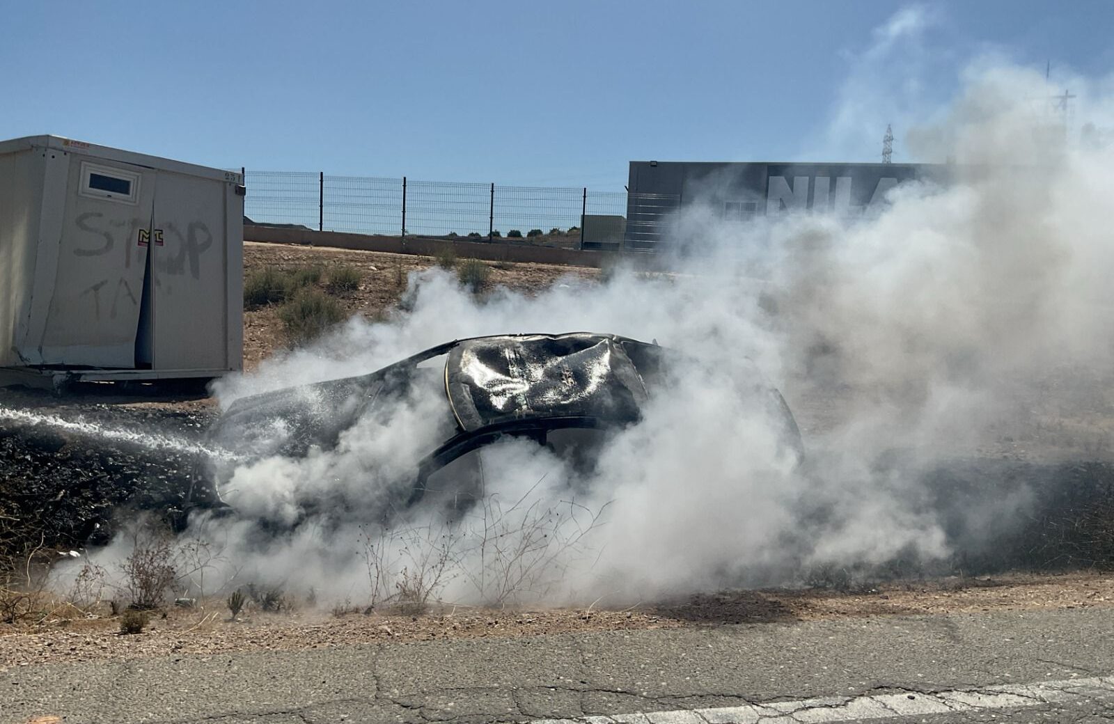 Un coche volcado estalla en llamas tras el rescate de su conductor en Antas