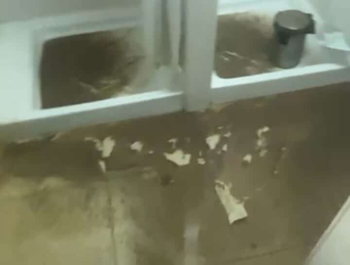 VIDEO: 36 días con aguas fecales en los baños y vestuarios del cuartel de Carboneras