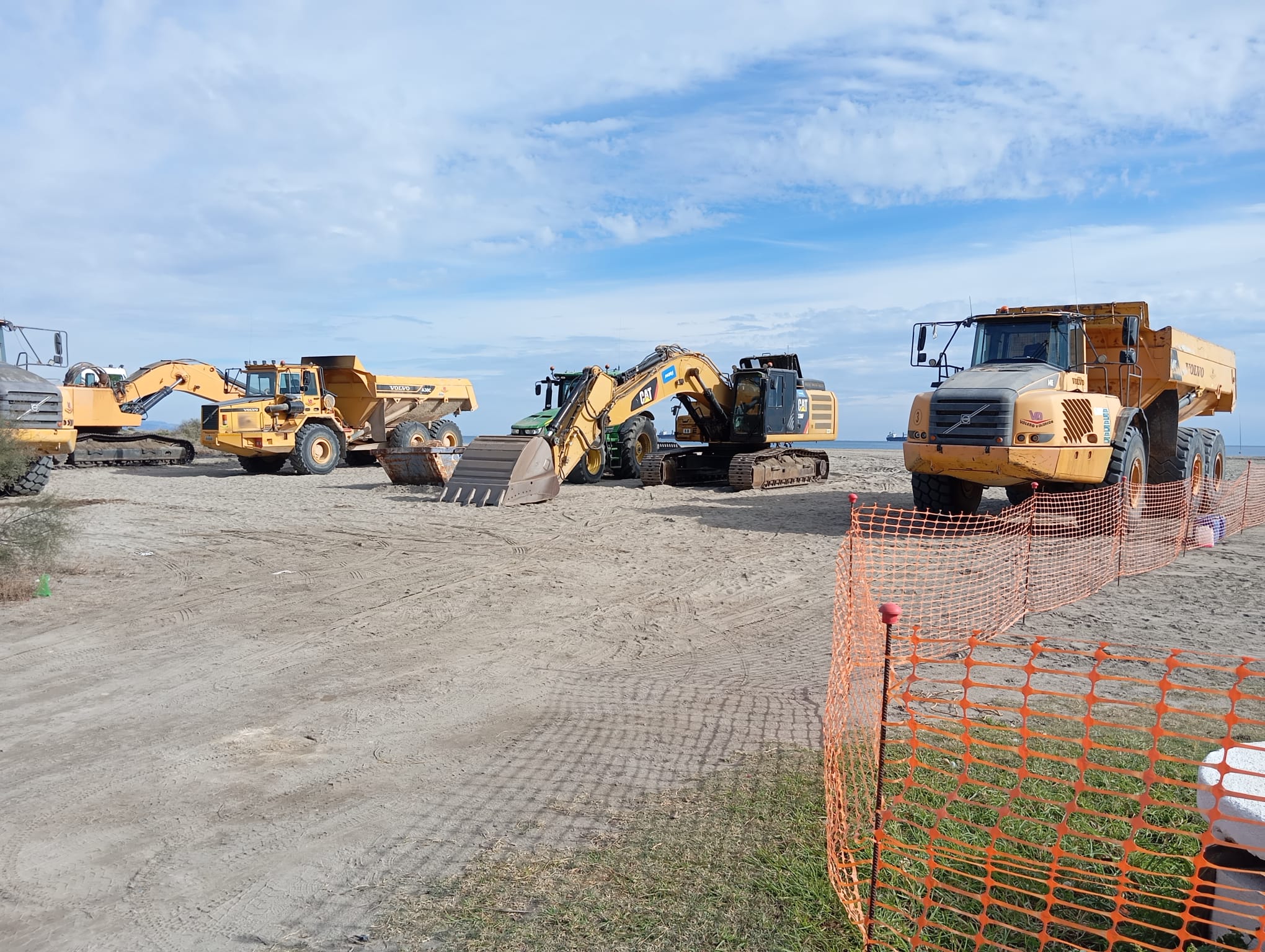 Octava «tirita» de arena para las playas de Vera mientras llegan los espigones que las defiendan